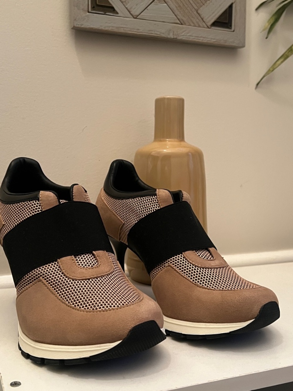 New Sneex The Icon Camel/Black Size 8